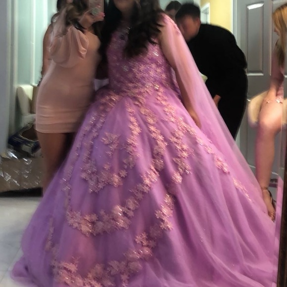 this is my quinceañera dress i can figure out the sizing Pm for questions - Picture 4 of 4